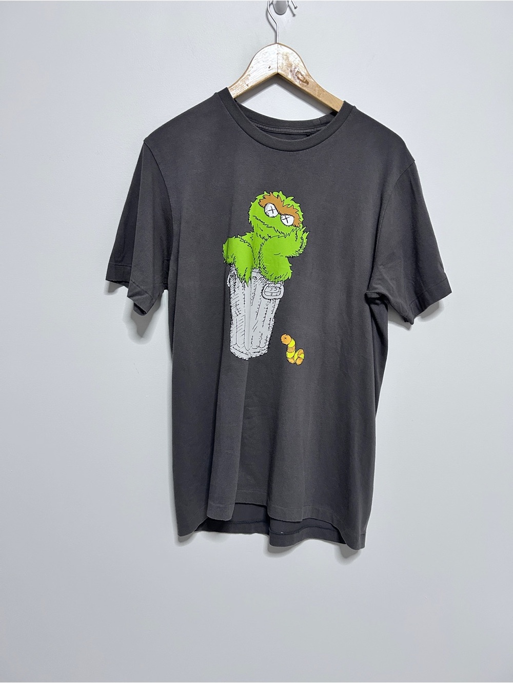 UNIQLO KAWS x Sesame Street Oscar the Grouch Graphic Tee Men’s M Grey Collect